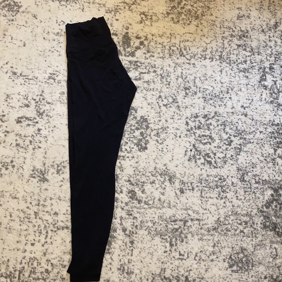 Women’s Size 8 Lululemon Black High-Rise Leggings - Picture 2 of 5